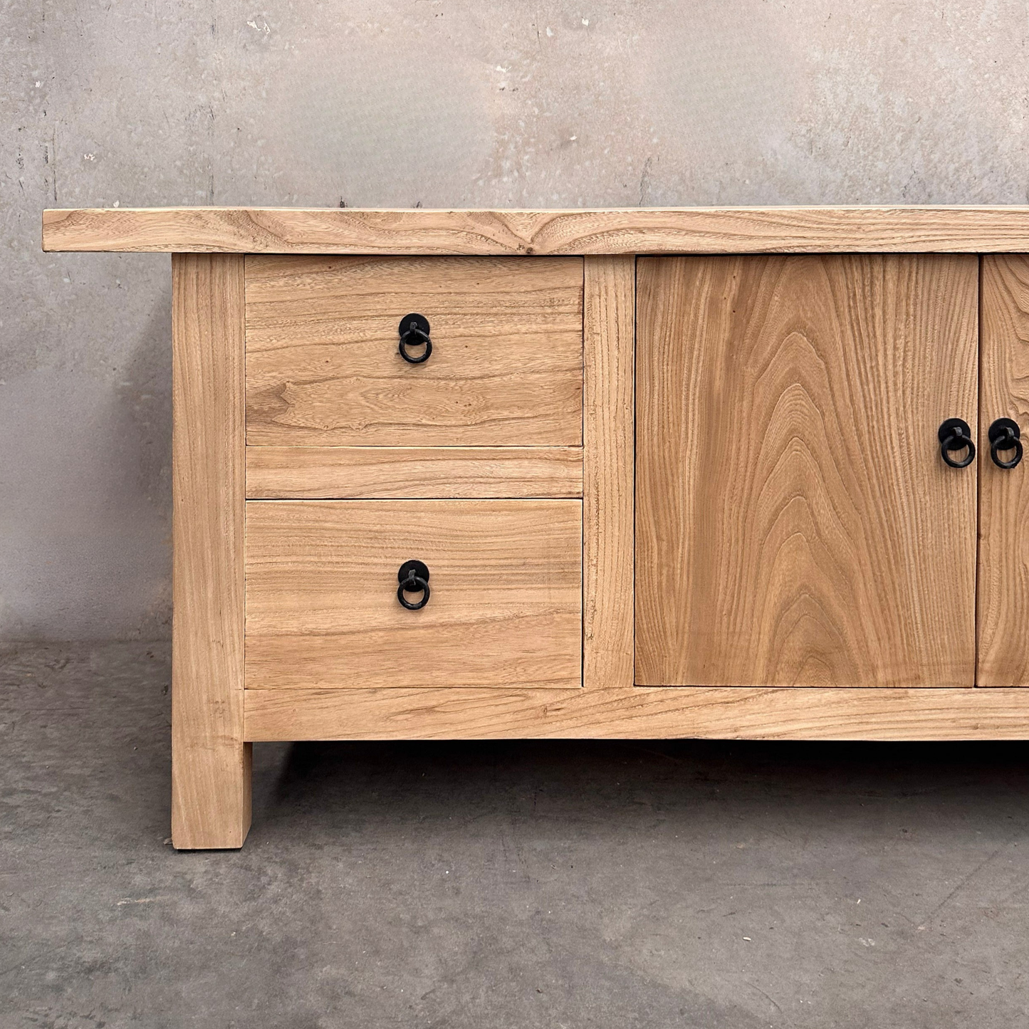 Low Cabinet Overhang | Natural