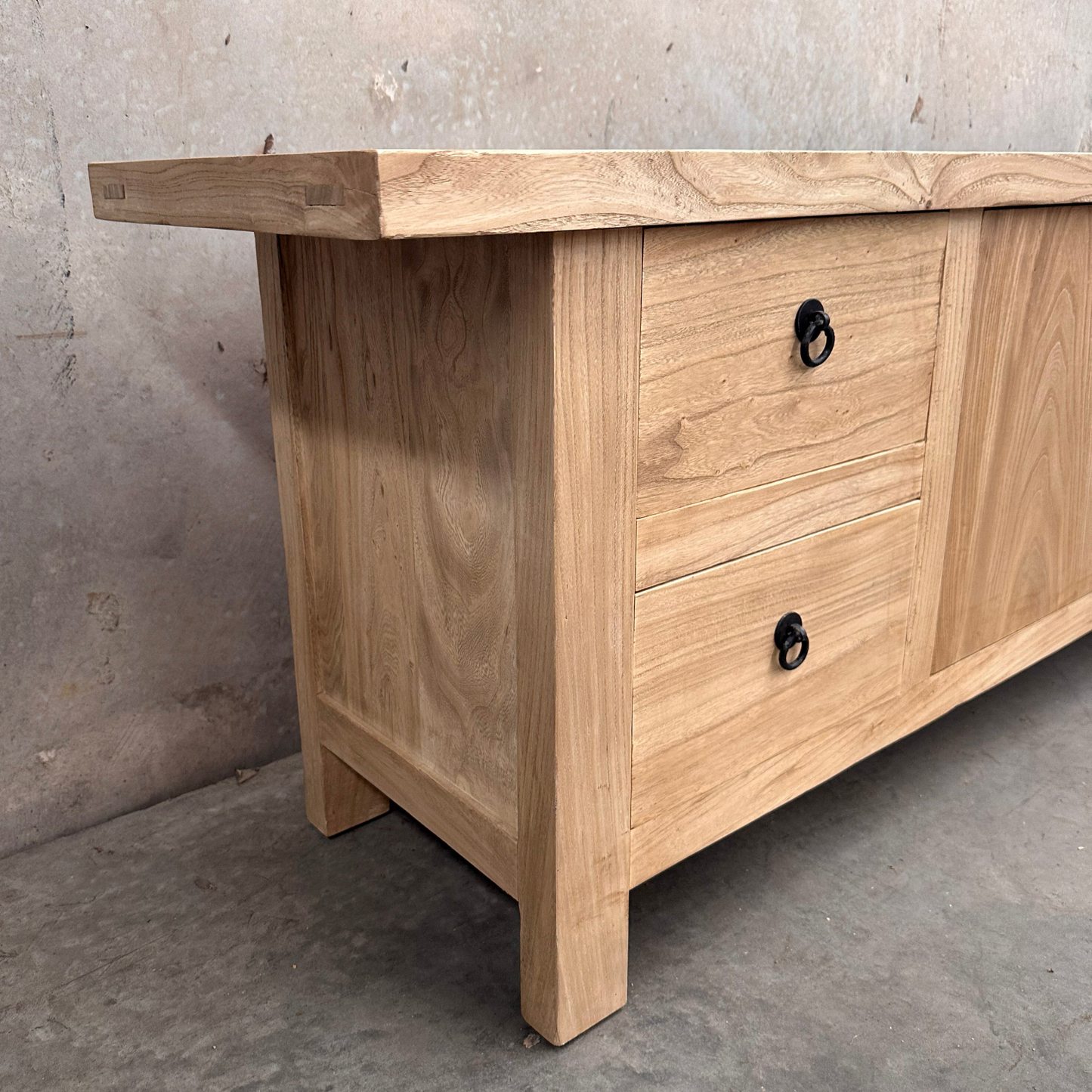 Low Cabinet Overhang | Natural