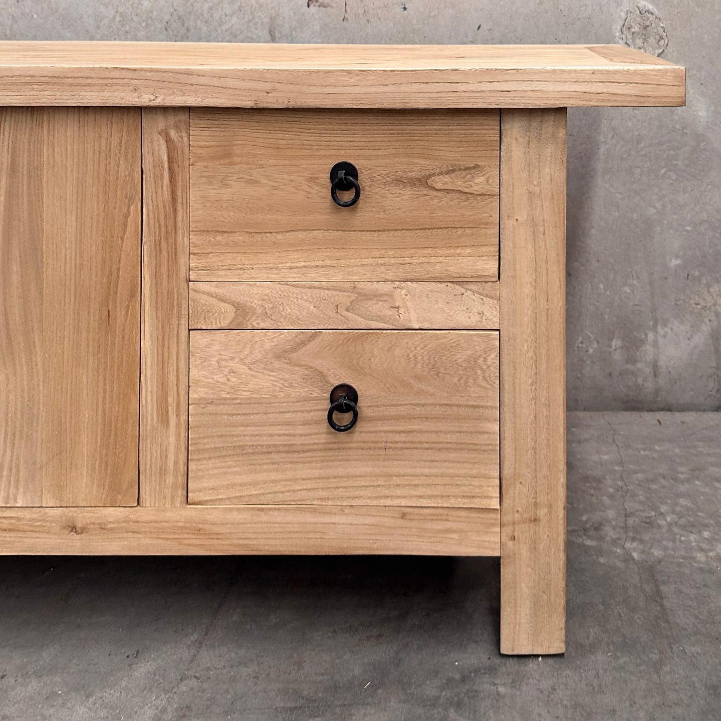 Low Cabinet Overhang | Natural